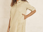 Une robe en lin beige clair avec des boutons.