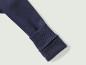 Le poignet d'un sweat bleu marine avec doublure polaire.