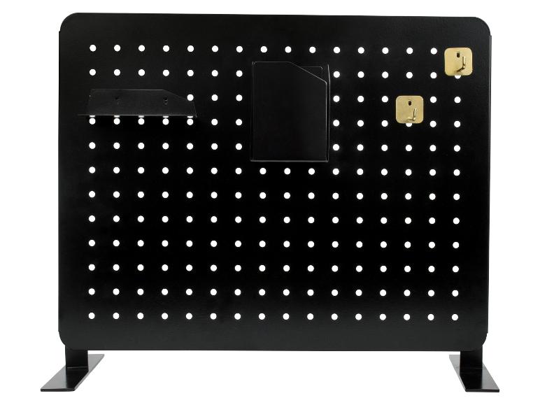 Panneau mural noir perforé avec accessoires d'organisation.