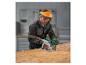 Un homme utilisant une scie circulaire et portant un masque de protection Parkside.