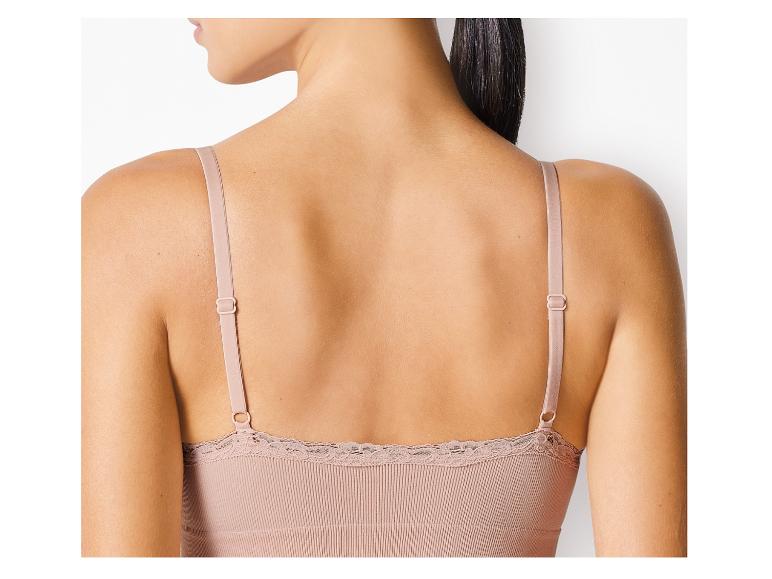 Un soutien-gorge sans couture de couleur chair avec une bordure en dentelle.