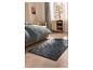 Tapis à poils longs LIVARNO home dans la chambre à côté du lit.