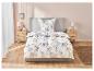 Parure de lit fleurie beige et bleu marine.