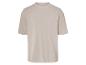 Un t-shirt beige à manches courtes.