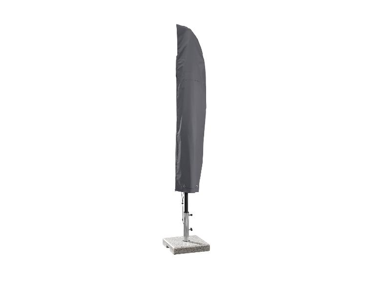 Housse de protection grise pour parasol avec base en granit.