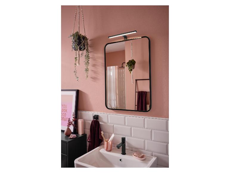 Applique pour miroir LIVARNO home installée au-dessus d'un miroir de salle de bain