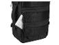 Un sac à dos noir avec un billet électronique visible dans la poche.