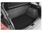 Un tapis de coffre en caoutchouc noir dans une voiture.