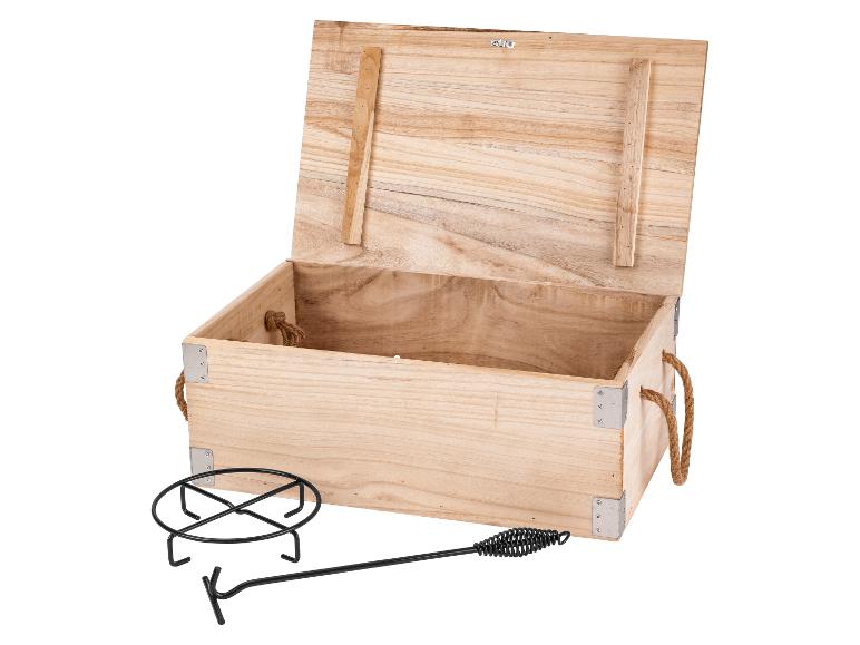 Boîte en bois ouverte, support de pot et tisonnier.