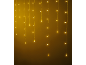Guirlande lumineuse LED jaune suspendue verticalement sur un fond sombre.