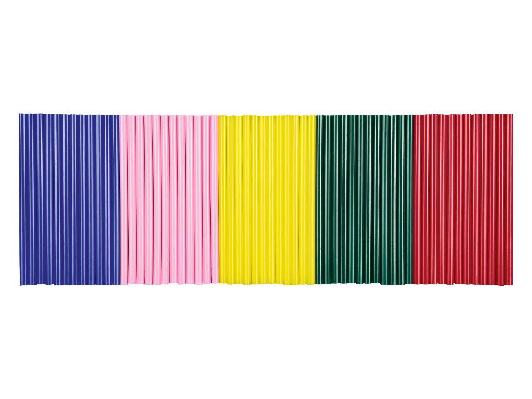 Un jeu de crayons de couleur dans plusieurs couleurs.