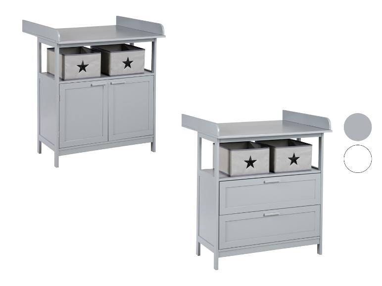 Deux tables à langer grises avec rangement, l'une avec des armoires et l'autre avec des tiroirs.