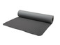 Un tapis de yoga gris, partiellement déroulé.