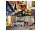 Un enfant joue avec un ensemble Lego Minecraft, comprenant divers personnages et structures.