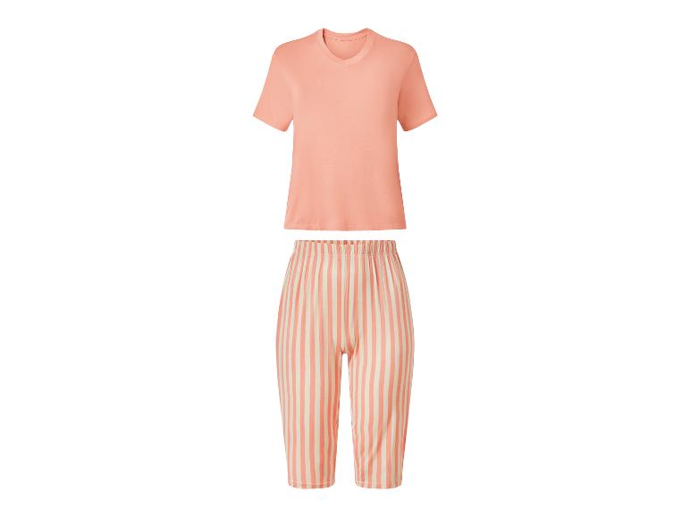 Ensemble haut à manches courtes couleur pêche et pantalon capri rayé.