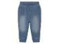 Pantalon en jean bleu avec taille élastique.