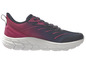 Une chaussure de course rose et bleue avec une semelle blanche.