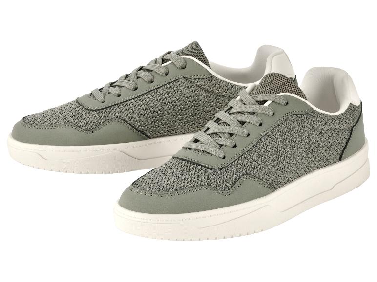 Une paire de baskets grises avec des détails blancs