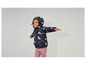 Un enfant porte une veste avec un motif de licorne.