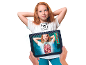 Enfant utilisant une application de réalité augmentée sur tablette pour étudier l'anatomie.