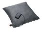 Coussin chauffant gris avec une batterie externe noire connectée.