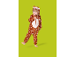 Jeune enfant portant un pyjama une-pièce de cerf marron et blanc avec capuche