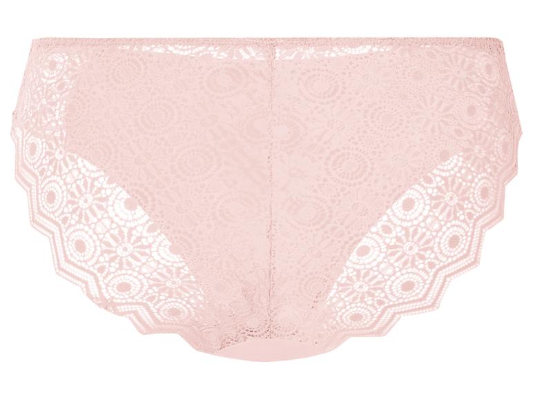 Culotte en dentelle rose pâle.