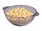 Un bol transparent rempli de pop-corn doré.