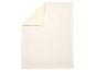 Couverture crème avec motif flocon de neige, pliée