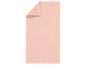 Une serviette de toilette rose pâle en éponge.