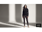 Femme en haut cache-cœur noir et leggings léopard sur fond blanc.