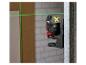 Niveau laser vert projetant des lignes sur un mur