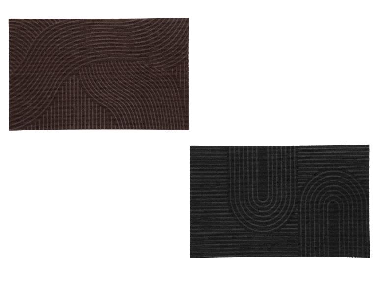 Deux paillassons rectangulaires, un marron et un noir, avec des motifs géométriques abstraits.