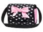 Un sac à bandoulière noir avec des cœurs blancs et un nœud rose.