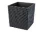 Un panier de rangement en osier noir.