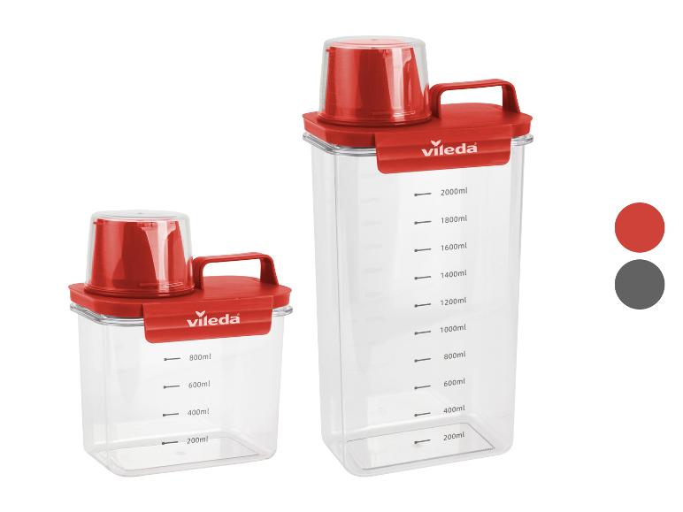Deux récipients de conservation transparents avec couvercles rouges et graduations.