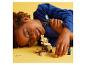 Un enfant joue avec des ensembles LEGO Minecraft, notamment un lama et un personnage.