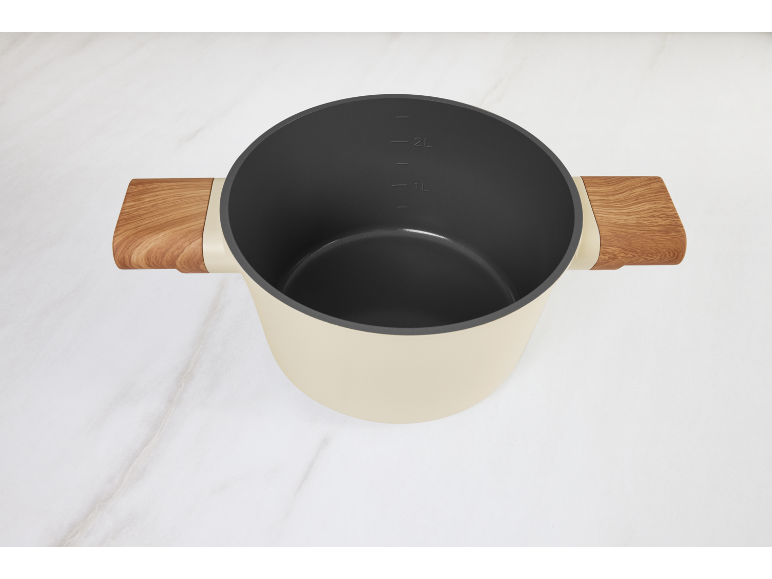 Casserole crème avec poignées en bois et graduation de mesure à l'intérieur