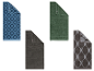 Quatre serviettes de bain LOOKS de couleurs et motifs variés.