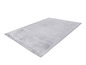Un tapis gris clair en tissu doux et moelleux.