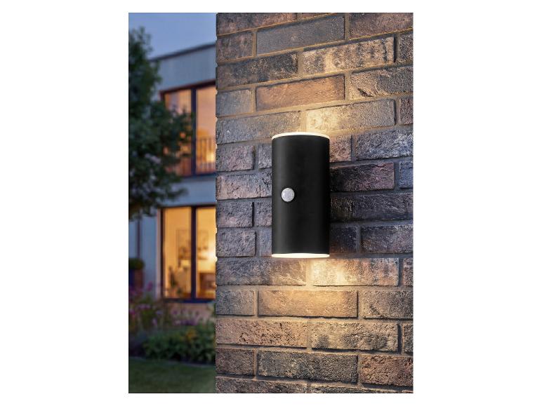 Applique murale extérieure LED LIVARNO home avec capteur sur un mur en briques.