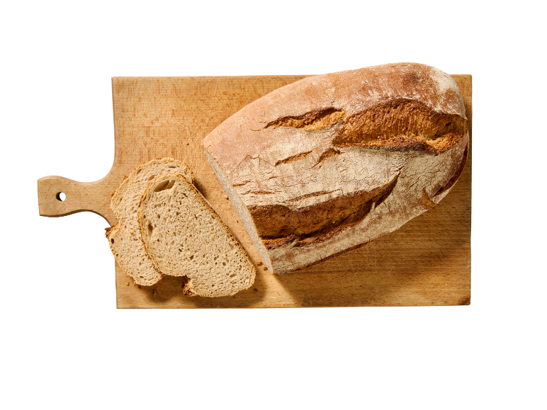 Pain de seigle frais tranché sur une planche à découper en bois.