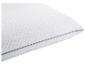 Oreiller blanc avec un motif de losanges matelassé et un passepoil gris.