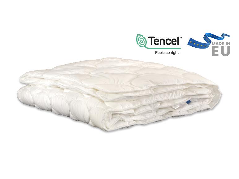 Couette blanche matelassée avec logos Tencel et Made in EU.