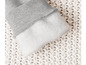 Un sweat-shirt gris avec doublure en polaire sur un fond en tricot.