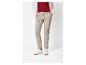 Pantalon beige avec un chemisier rouge et un cardigan blanc, associés à des baskets blanches.