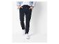 Pantalon chino noir avec cordon et baskets blanches.