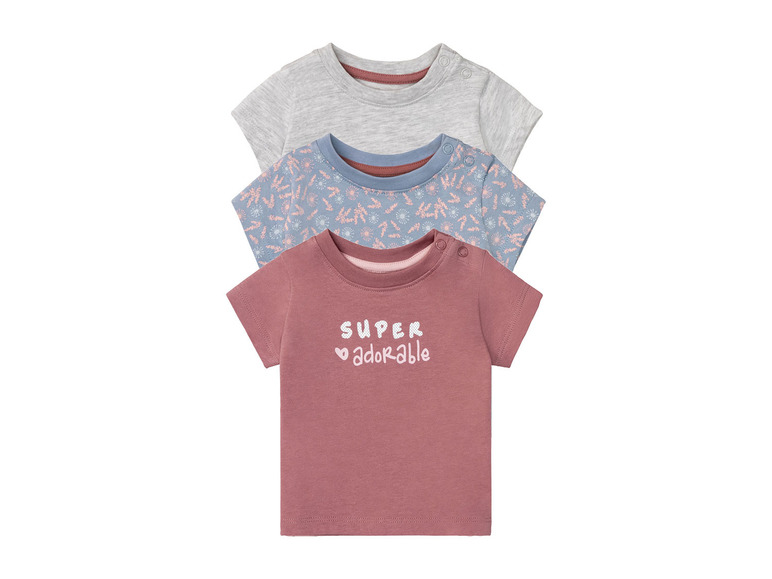 Un lot de trois t-shirts pour bébé avec un imprimé et le texte 'Super adorable'.