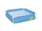 Une piscine rectangulaire bleue avec des pieds blancs.