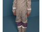 Une combinaison imperméable beige à motif feuilles pour enfants, avec des bandes réfléchissantes.
